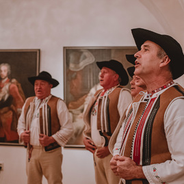 Zväčšiť fotografiu - Múzy ich spojili v dubnickom kaštieli - TSK_POSPB_Múzy nás spájajú_mini-34